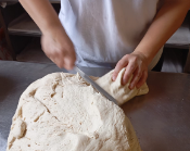 manos con trozo de masa