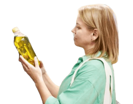 Foto mujer comprando aceite