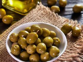 imagen plato de aceitunas